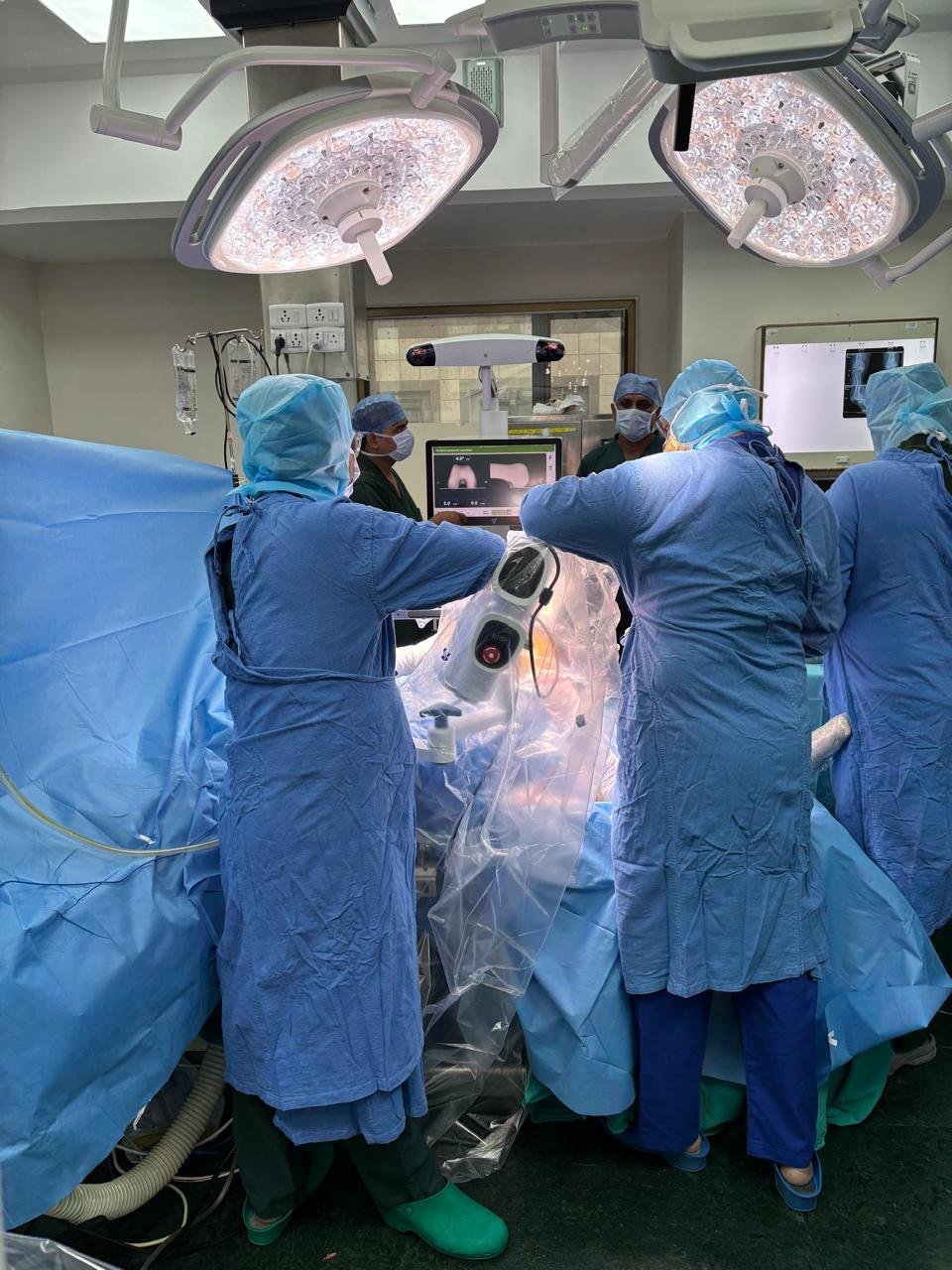 Dr. Dhananjay Gupta and team performing robotic-assisted knee replacement in Delhi